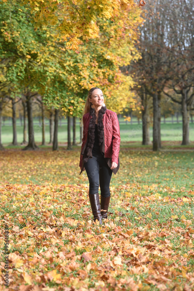 jeune femme en automne jeune femme en automne