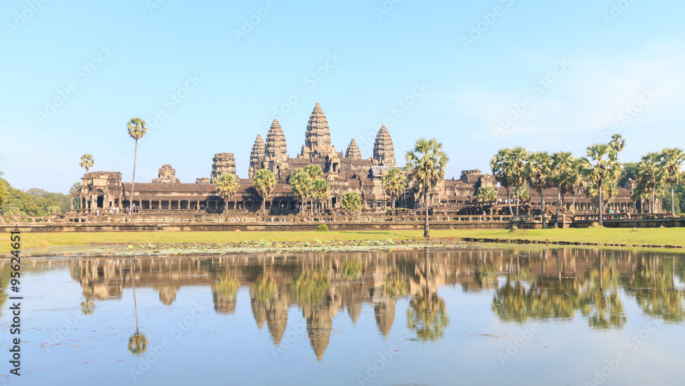 Obraz premium The Angkor Wat Temple reflected in lake, Siem reap, Cambodia.