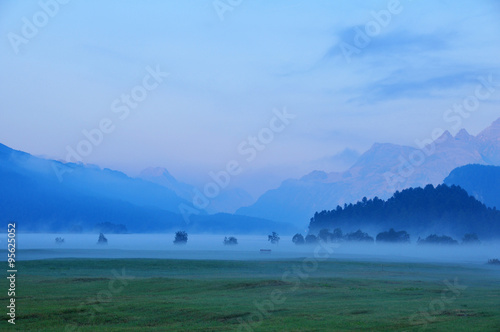 Bodennebel über dem Silsersee im Morgenlicht