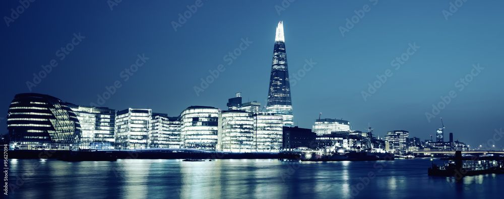 Panoramic view of new London city hall at night - obrazy, fototapety, plakaty 