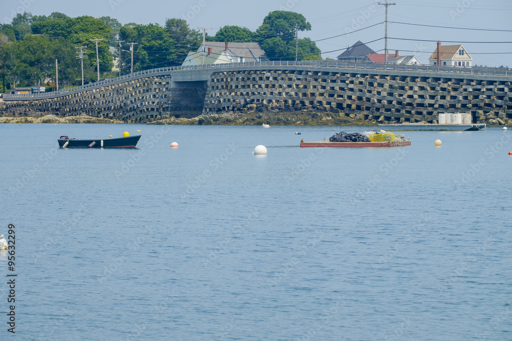 Obraz premium The Bailey to Orr Island cribstone style bridge is the only one