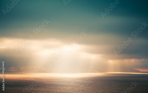 Billede på lærred Atlantic ocean landscape, evening sunlight in sky