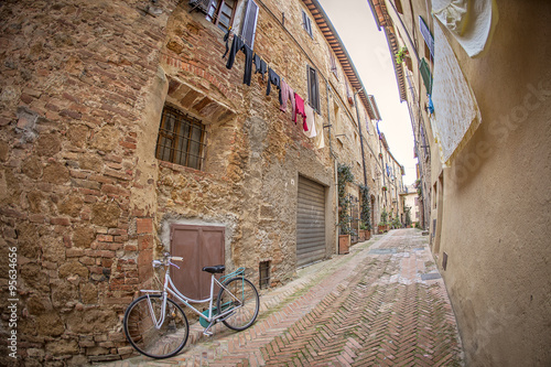 włoska wąska uliczka z praniem i rowerem