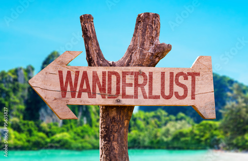 Wanderlust arrow with beach background © gustavofrazao