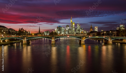Frankfurt-Skyline am Abend © kuegi
