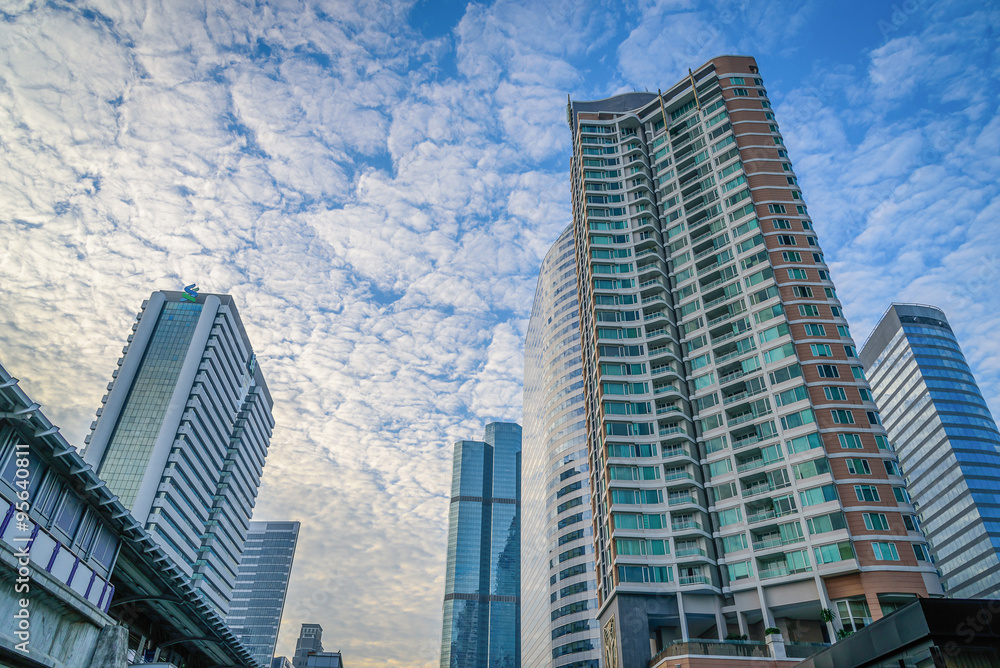 Obraz premium Cityscape on beautiful blue sky background in Bangkok, Thailand