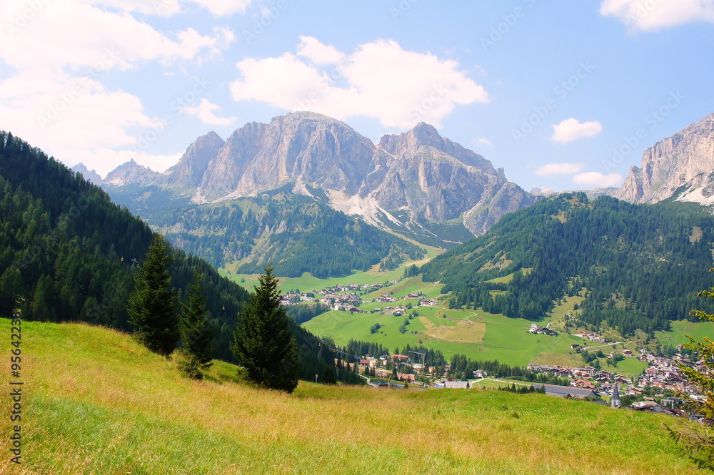 Cirspitzen in den Dolomiten mit Colfosco und Corvara rechts
