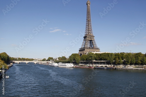 Tour Eiffel    Paris  vue depuis le Pont de Bir Hakeim