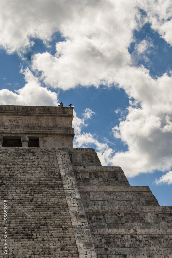 Ancient Mayan pyramid, Kukulcan Temple at Chichen Itza, Yucatan, Mexico Ancient Mayan pyramid, Kukulcan Temple at Chichen Itza, Yucatan, Mexico