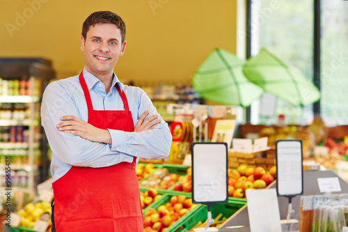 Lächelnder Marktleiter im Supermarkt photo