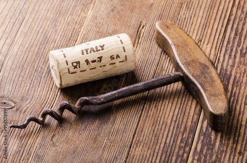 Foto tappo del vino con scritta italy