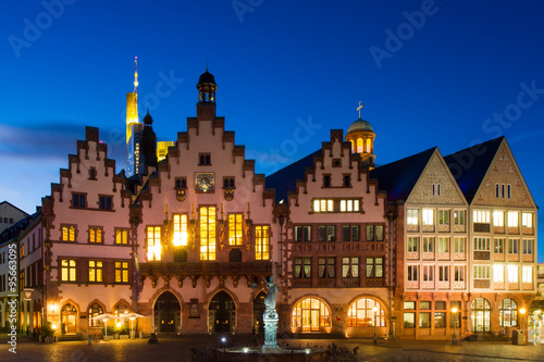 Tableau sur toile Frankfurter Römer in der Dämmerung