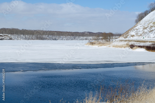 雪の湖畔の風景