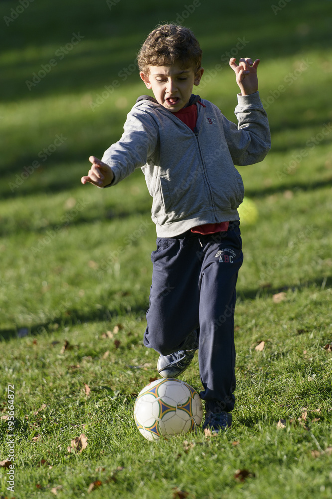 Bambino che gioca a calcio Stock Photo