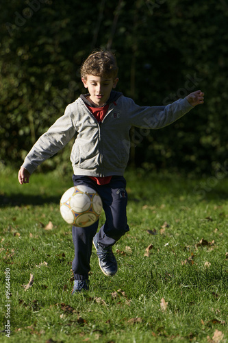 Bambino che gioca a calcio