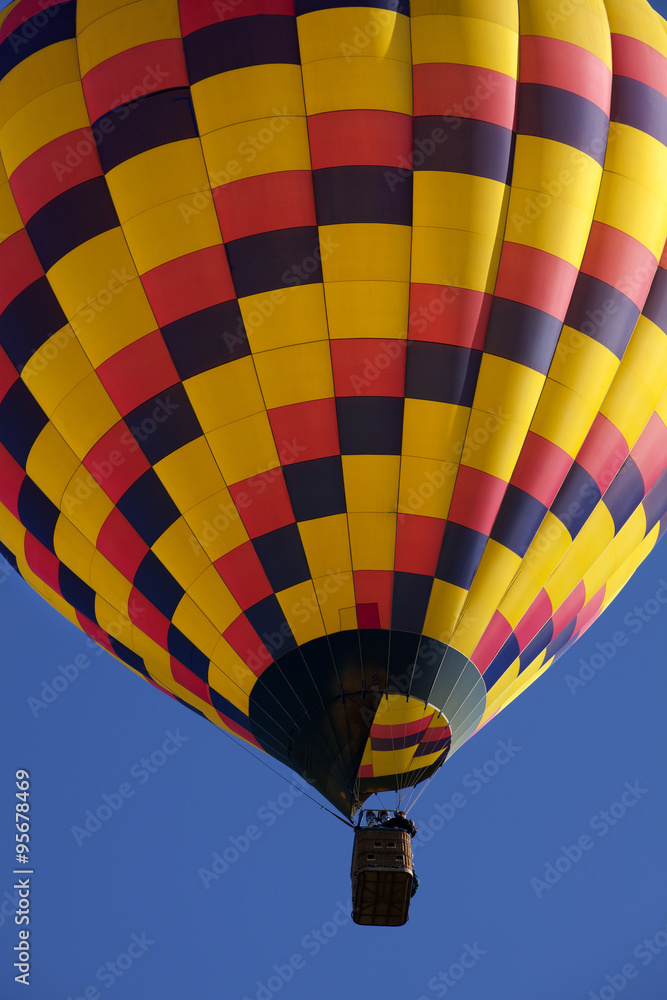 Obraz premium Colorful hot air balloons as part of the mass ascension launch of over 100 colorful balloons at the New Jersey Ballooning Festival