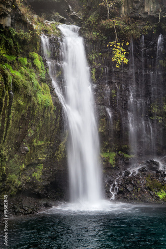Großer Wasserfall im Wald