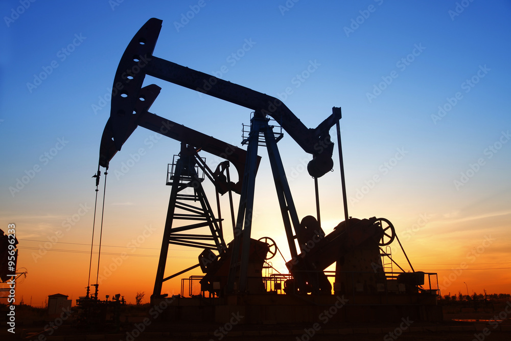 In the evening, the outline of the oil pump, it is very beautifu