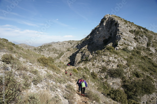Practicando senderismo por el monte © Antonio ciero