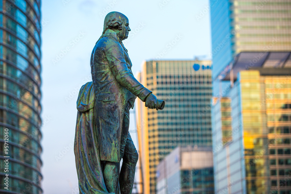 Obraz premium LONDON, UK - SEPTEMBER 9, 2015: Canary Wharf office buildings at sunset