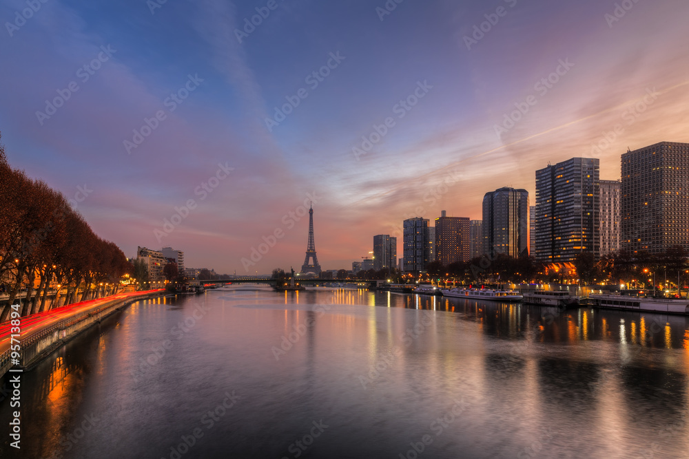 Fototapeta premium Paris, bords de seine au soleil levant, Tour Eiffel