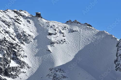 Foto Skiing. Very steep glacier off piste run with moguls