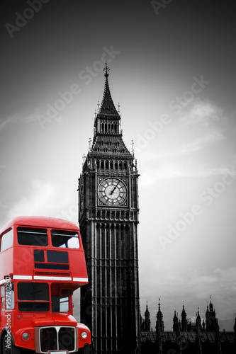 Big Ben in London mit rotem Bus