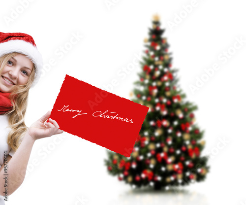 Weihnachtsmädchen mit Karte und Christbaum