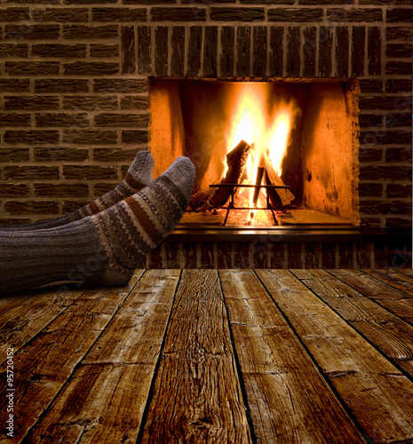 Warme Füße vor dem Kamin