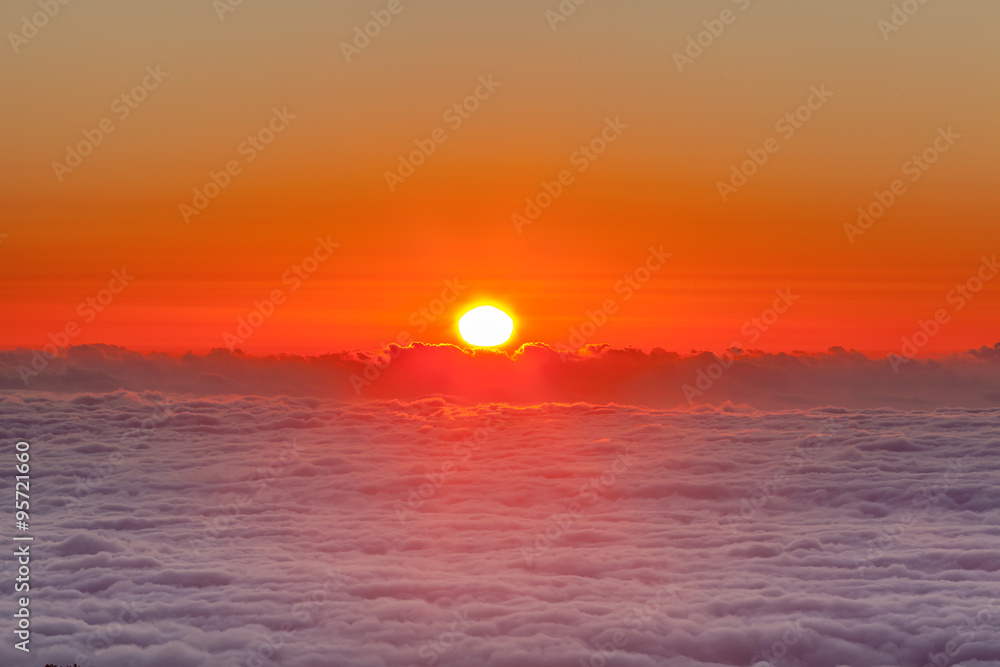 coucher de soleil sur mer de nuages, île de la Réunion