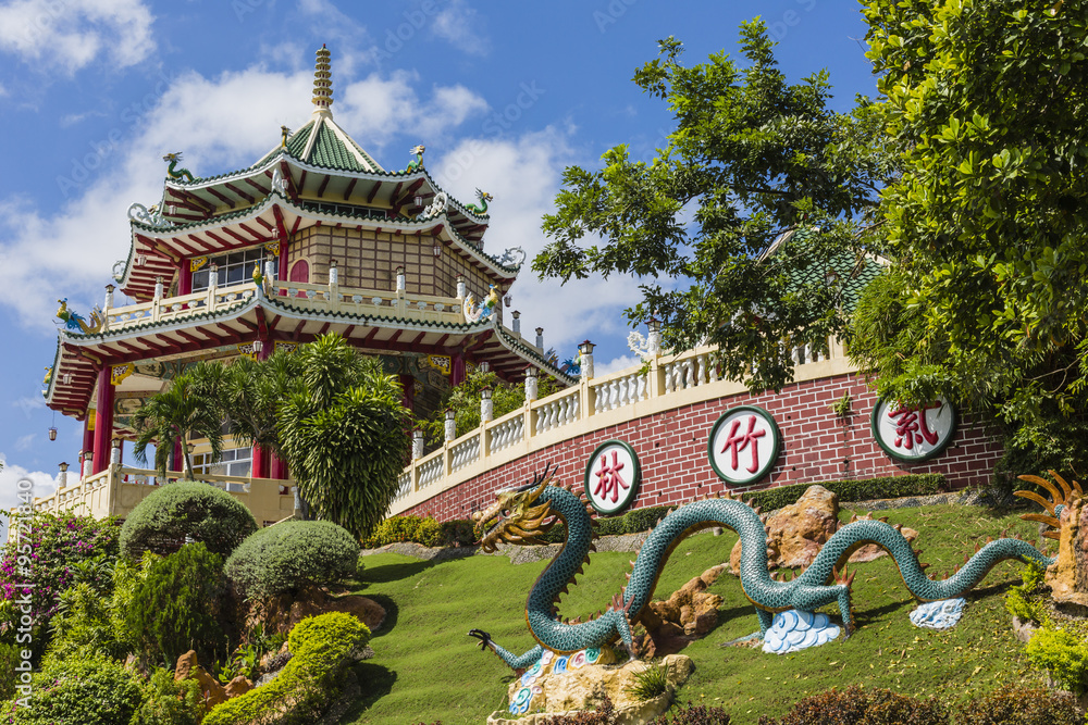 Obraz premium Pagoda and dragon sculpture of the Taoist Temple in Cebu, Philip