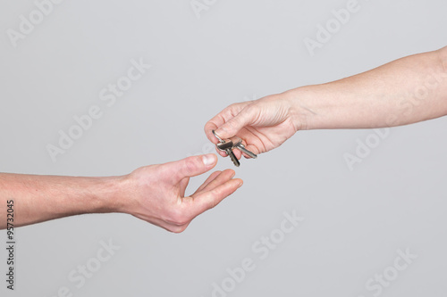 Schlüsselübergabe von Hand zu Hand