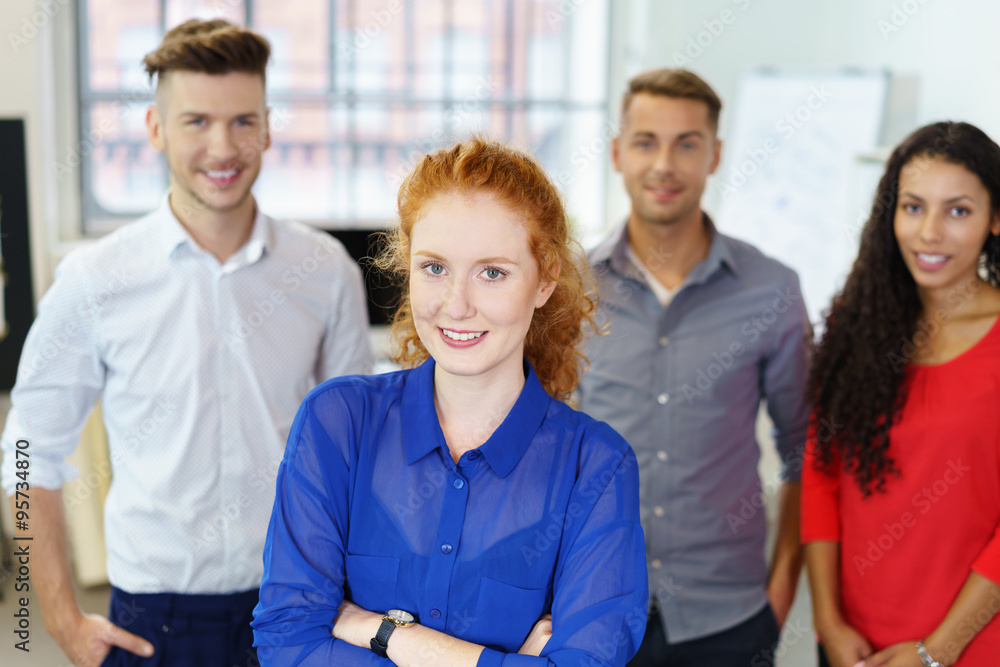 junge teamleiterin mit ihrem team junge teamleiterin mit ihrem team