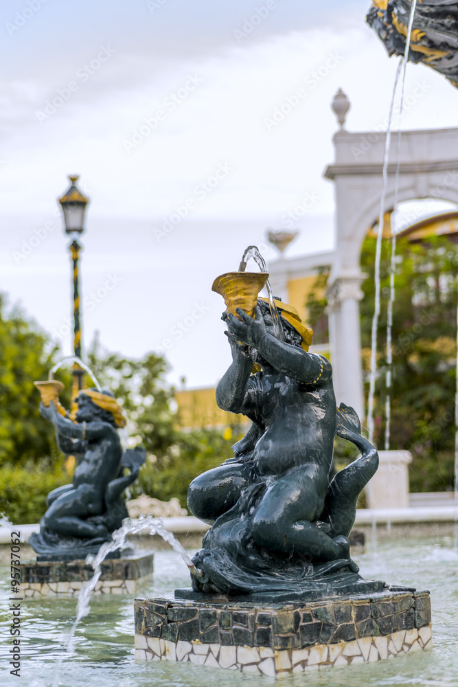 Naklejka premium Beautiful fountain in park