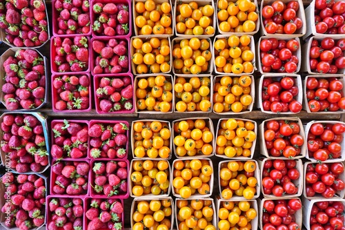 Fototapet Square containers of colorful tomatoes and strawberries at the farmers market in