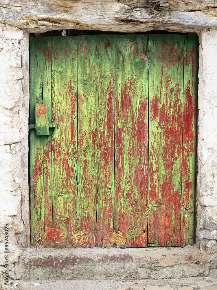 Puerta antigua verde y roja de madera Puerta antigua verde y roja de madera
