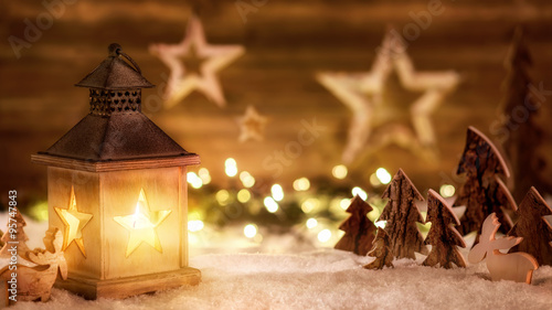 Weihnachtliche Szene aus Holz im Laternenlicht