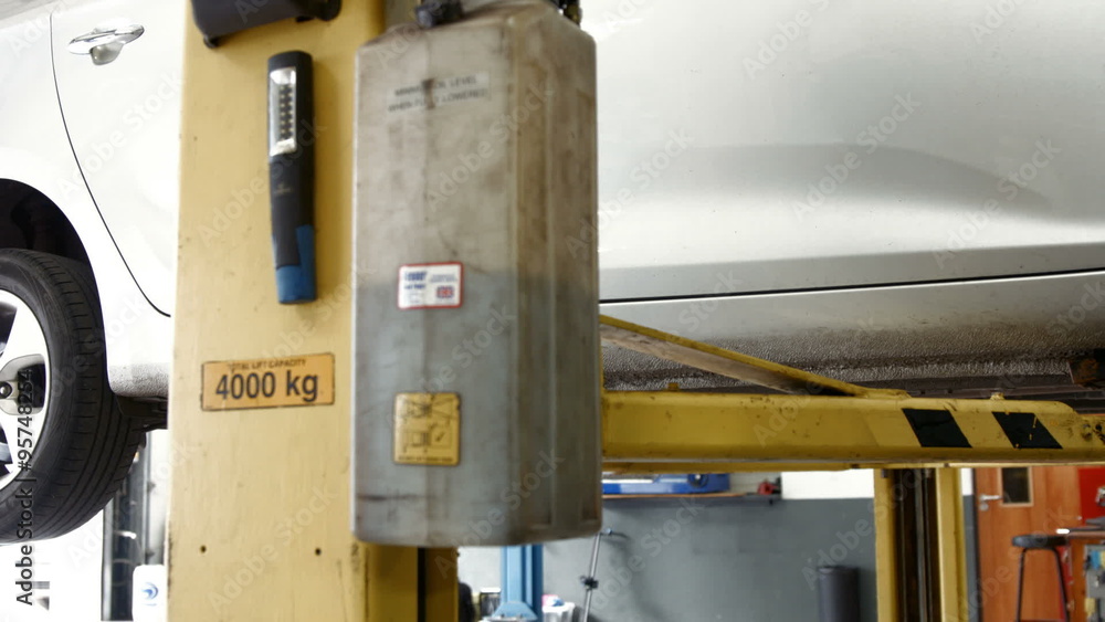 Hydraulic platform lifting a car Hydraulic platform lifting a car