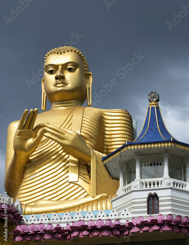 Сидящий Будда на фоне грозового неба. Золотой храм в Дамбулле, Шри-Ланка