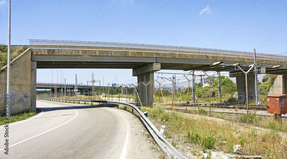 Puente sobre carretera y vias del ferrocarril