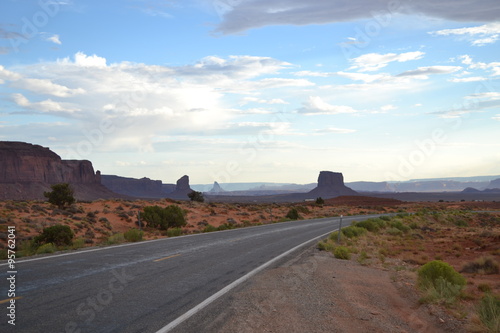  strada che porta alla monument valley in Arizona negli stati uniti d'america