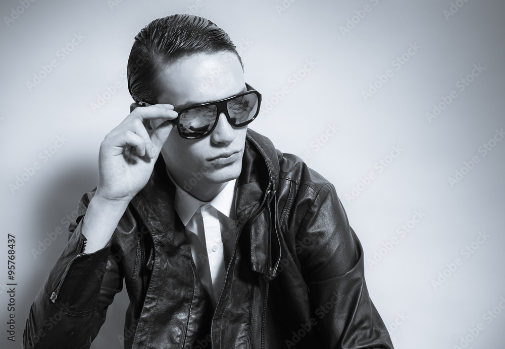 Obraz premium handsome man dressed casual with sun-glasses posing in the studio 
