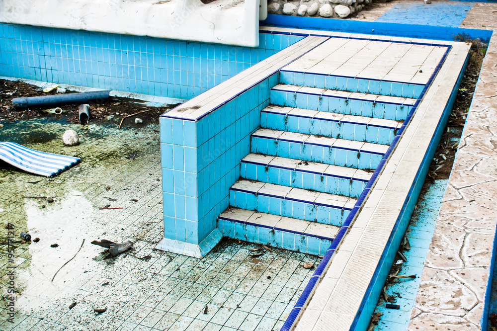 Obraz premium Derelict swimming pool