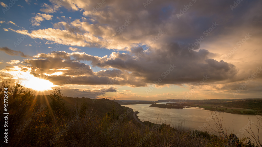 Obraz premium Beautiful view of the Columbia river at sunset