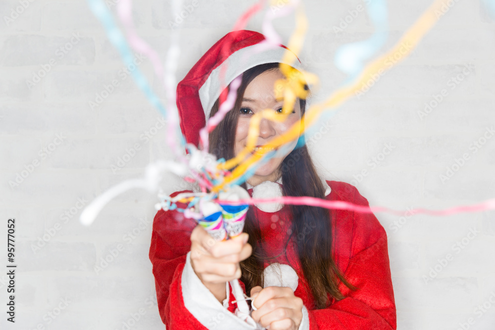 クラッカーを鳴らすサンタの女性 Stock Photo Adobe Stock
