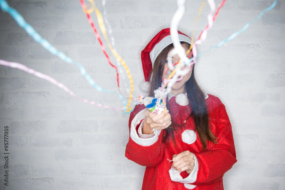 クラッカーを鳴らすサンタの女性 Stock Photo Adobe Stock