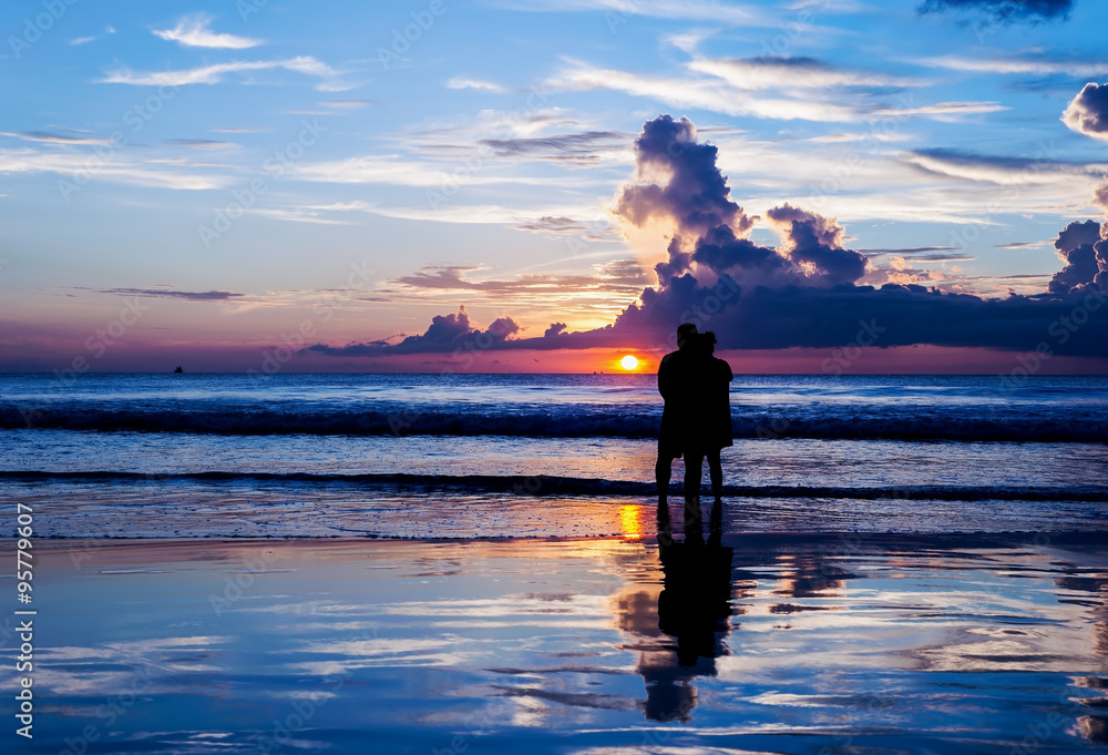 Fototapeta premium Silhouette lovers relax on the beach