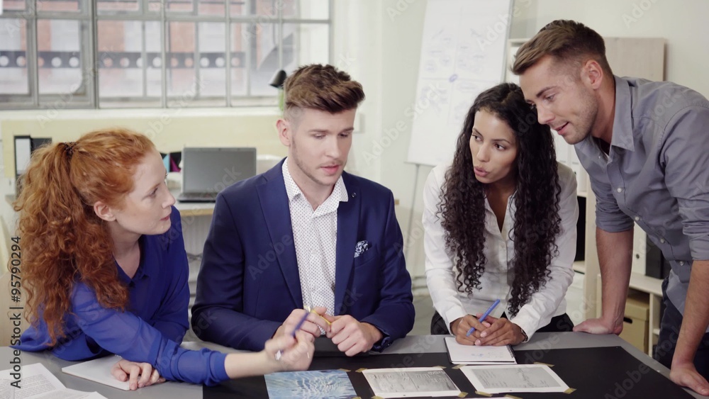 grafiker diskutieren einen entwurf