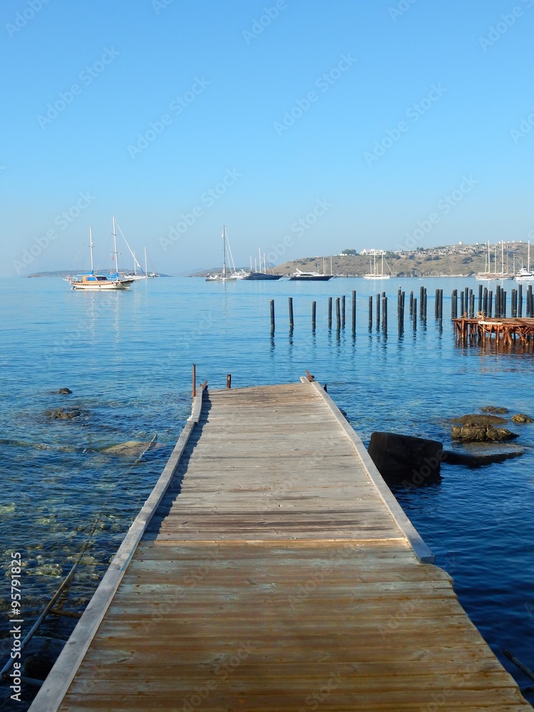 Ein alter Holzsteg führt ins Meer, in den Hafen von Bodrum, Türkei Ein alter Holzsteg führt ins Meer, in den Hafen von Bodrum, Türkei