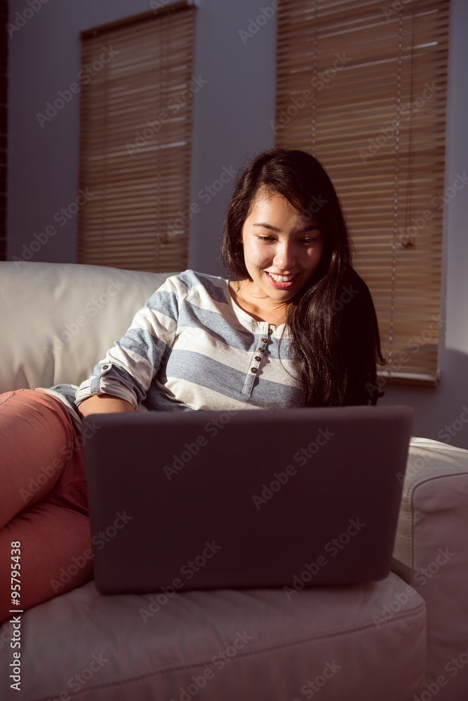Naklejka premium Asian woman using laptop at night